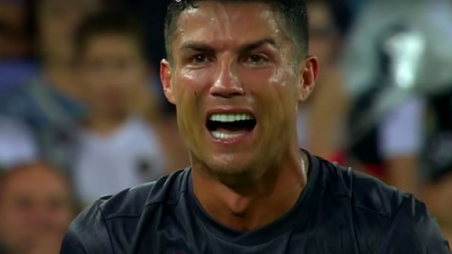 Cristiano Ronaldo se fait d&eacute;truire par Cassano - Photo capture d'&eacute;cran vid&eacute;o Youtube