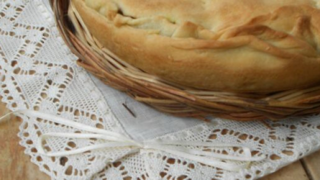 Focaccia rustica di formaggio, ideale per una gita.