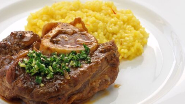 Ossibuchi alla milanese, un piatto gustoso della tradizione lombarda.