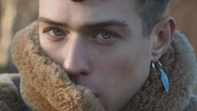 Sanremo: grazie a un'idea di Amadeus, Irama resta in gara con il video della prova generale.