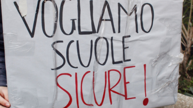 Un cartellone per protestare contro la mancata sicurezza nelle scuole