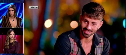 Marina y Luc&iacute;a en el debate de La Isla de las Tentaciones 3 viendo un v&iacute;deo de Isaac (Twitter @Telecincoes)