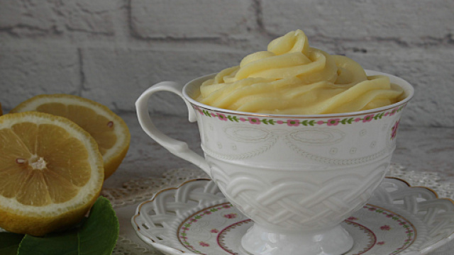 Crema al limone, una farcitura sempre molto golosa.