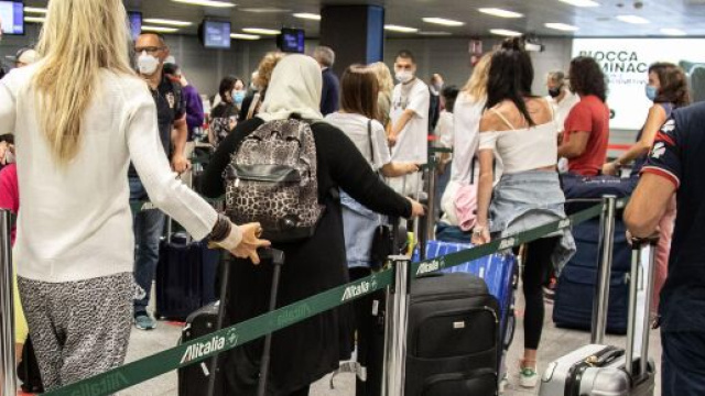 Pasqua in zona rossa, si ai viaggi all'estero e no agli spostamenti in Italia.