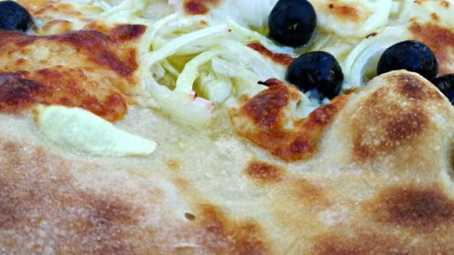 Pizza con cipolle e olive tipica della Francia.