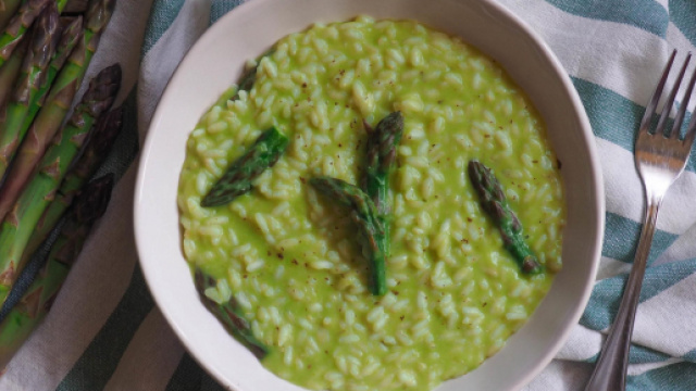 Risotto agli asparagi, una pietanza che annuncia l'arrivo della bella stagione.