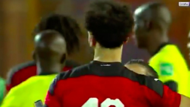 Mohamed Salah tente d'&eacute;viter les fans - Photo capture d'&eacute;cran vid&eacute;o BeinSport