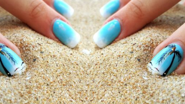 Nail art da creare a casa e colori di tendenza nella primavera 2021: il blu mare e il rosso.
