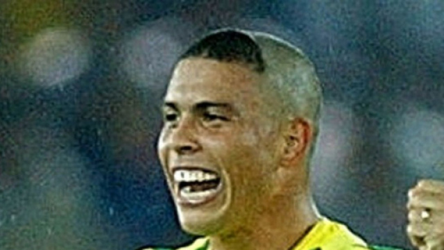 Ronaldo et sa c&eacute;l&egrave;bre coupe de cheveux (Credit : Twitter officiel de The Sun)