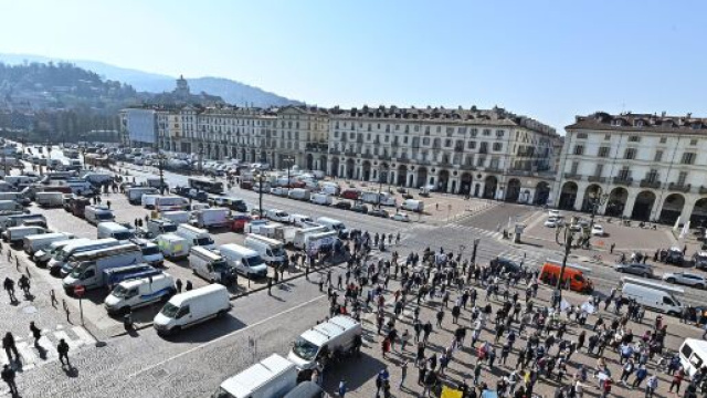 Torino: gli ambulanti protestano e chiedono di tornare a lavorare.