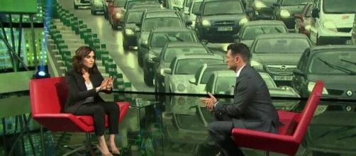 El periodista I&ntilde;aki L&oacute;pez y D&iacute;az Ayuso juntos en el plat&oacute; de 'La Sexta Noche' (Twitter: @LaSextatv)