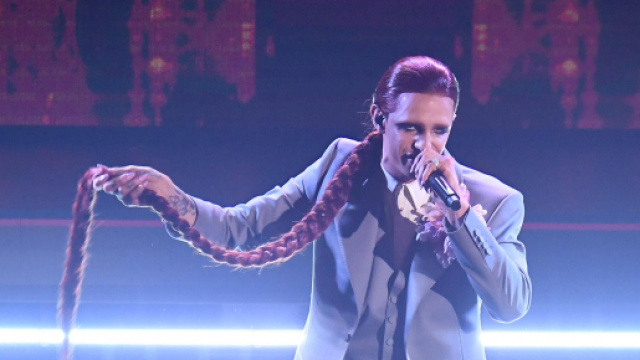 Achille Lauro omaggia Mina sul palco dell'Ariston.