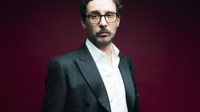 L'esibizione di Willie Peyote a Sanremo punta sull'ironia e sulla provocazione.