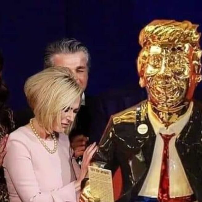 Posts shared an alleged image of evangelical leaders praying around a golden statue of Trump (Image source: Twitter/@Mocraig13)