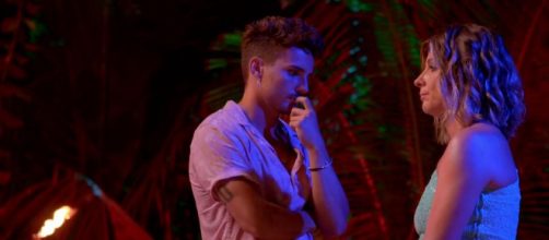 Manuel y Sandra Barneda, en 'La Isla de las Tentaciones' (Twitter @RAPesmidroga)