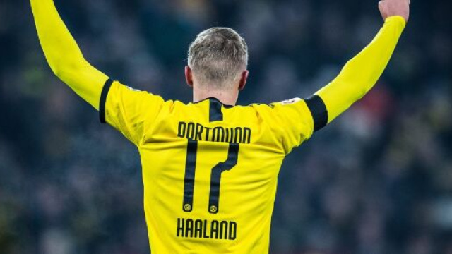 Il Borussia Dortmund starebbe valutando la cessione di Haaland per 150 milioni.