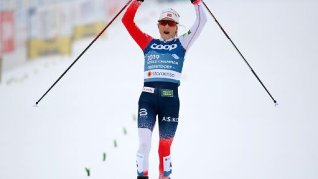 La norvegese Johaug esulta all'arrivo.