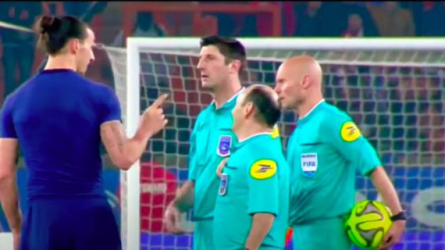 La vid&eacute;o entre Ibrahimovic et Tony Chapron refait le buzz - Capture d'&eacute;cran vid&eacute;o Youtube