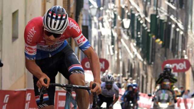 Mathieu Van der Poel nel finale della Strade Bianche.