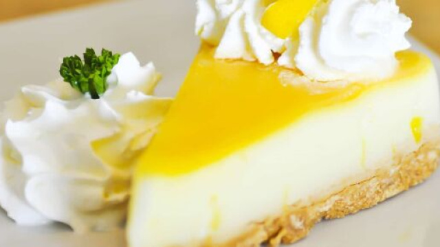 Cheesecake al limone, un dolce cremoso e irresistibile.