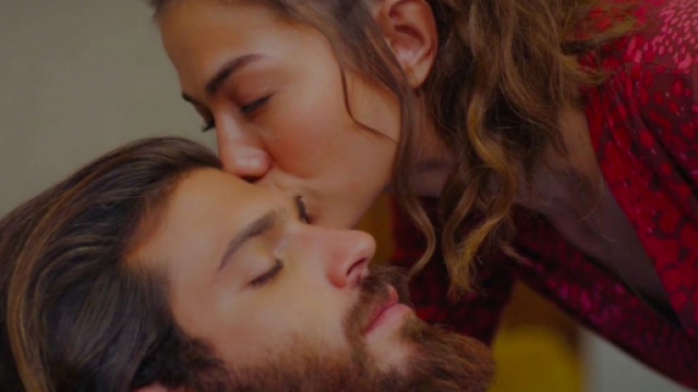 DayDreamer spoiler turco: l'auto di Divit e Sanem travolta da un camion, lui perde i sensi.