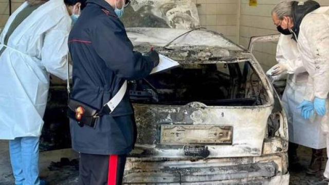Ferrara, cugini ritrovati carbonizzati in auto: sarebbero stati uccisi con un fucile.