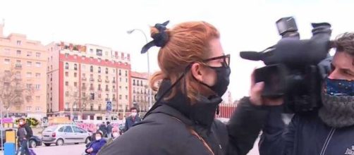 La actriz, Najwa Nimri, agrede a un c&aacute;mara tras ser preguntada por los Goya 2021. (Foto: @salvameoficial)