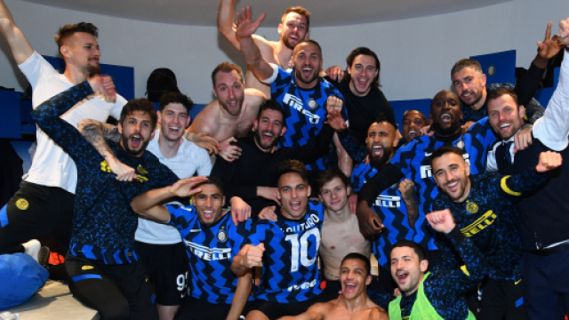 I giocatori dell'Inter festeggiano le sette vittorie di fila e il primo posto in campionato.