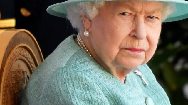 La regina rifiuta di firmare la dichiarazione di Buckingham Palace.