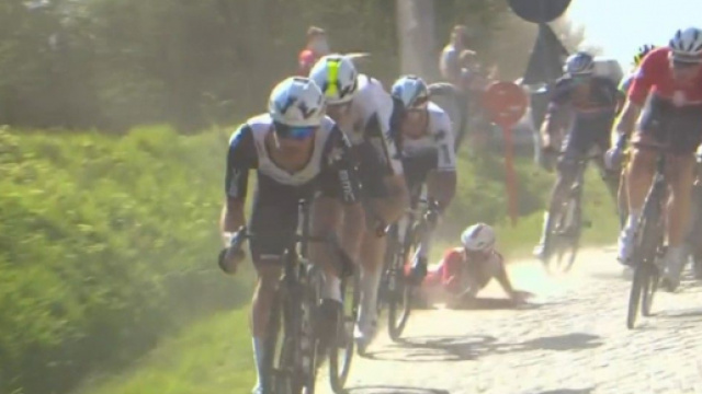 La caduta di Elia Viviani alla Dwars door Vlaanderen.