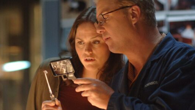 William Petersen e Jorja Fox riconfermano la loro partecipazione a Csi Vegas, sequel della serie che li ha resi celebri.