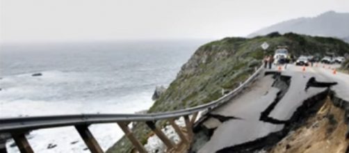 California Highway 1 collapsed into the ocean (Image source: HNN24X7/YouTube)