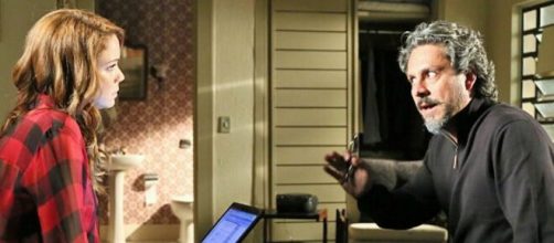 Cristina e Z&eacute; Alfredo entram em confronto em 'Imp&eacute;rio' (Reprodu&ccedil;&atilde;o/TV Globo)