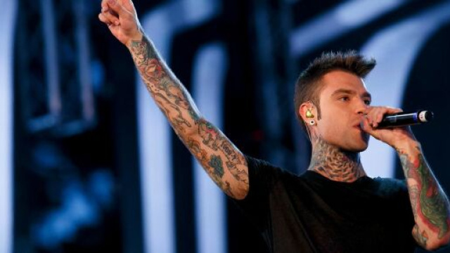 Fedez interviene sul caso di Malika, la 22enne cacciata di casa dai genitori perch&eacute; lesbica.