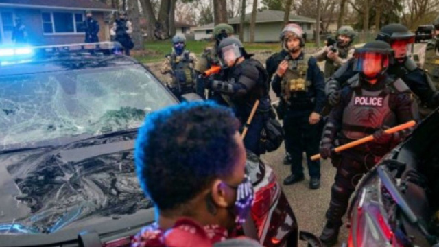 Minneapolis (USA): polizia spara a ragazzo afroamericano; la citt&agrave; insorge in violente proteste - fonte ilfattoquotidiano.it