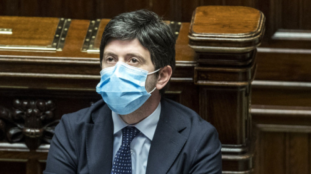 Speranza: 'Entro giugno vaccineremo gli over 60'.