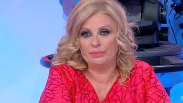 Uomini e Donne: Tina Cipollari non sarebbe in studio perch&eacute; forse positiva al Covid (Rumor).