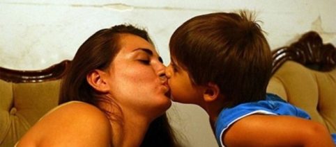 Des psychologues déconseillent aux parents d'embrasser leur enfant sur la bouche