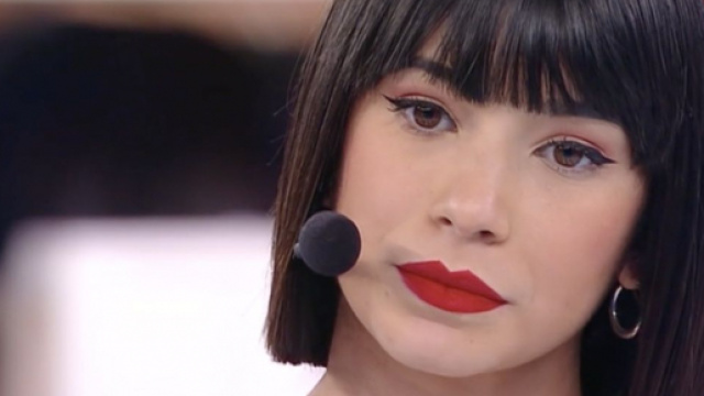 Amici, Lorella protegge Martina: chiesta la sostituzione con Alessandro in un guanto di sfida.
