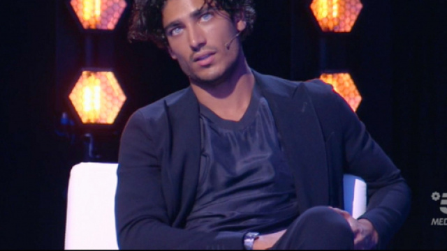 Isola, Akash e il confronto in studio con gli opinionisti: 'Sono una persona nuova'.