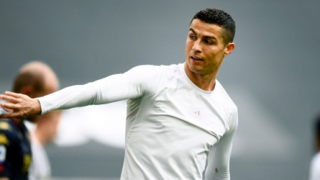 Juventus-Genoa, Cristiano Ronaldo si sfila la maglia e la d&agrave; al raccattapalle - tuttosport.com