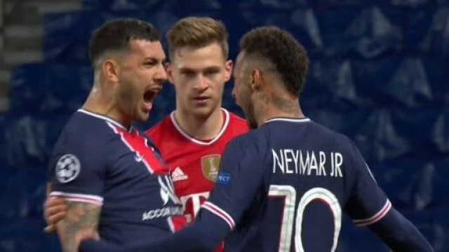 Neymar et Paredes se sont pay&eacute;s Kimmich &agrave; la fin du match. (Twitter RMC Sport).