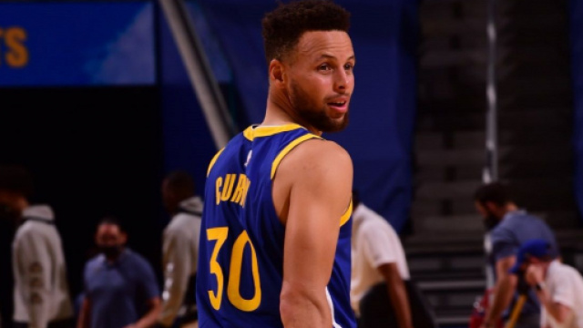 Stephen Curry a d&eacute;pass&eacute; la l&eacute;gende Wilt Chamberlain dans la franchise californienne (Credit : Twitter Golden State Warriors)