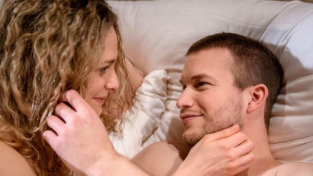 Tempesta d'amore, trame al 23 aprile: Franzi e Tim cedono alla passione.