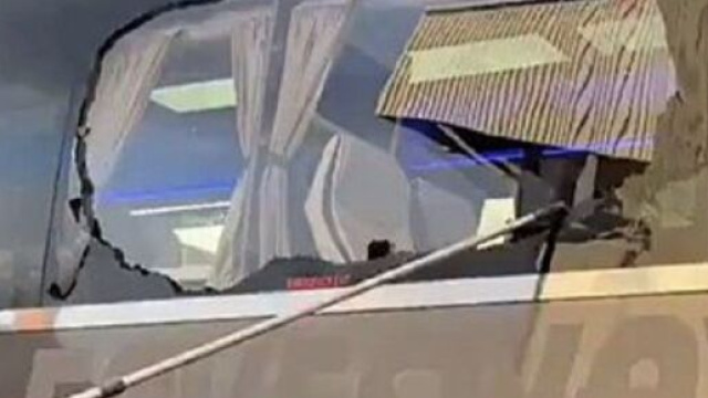 Le bus du Real Madrid attaqu&eacute; par des supporters de Liverpool (Credit : capture Twitter @RMadridFrench)