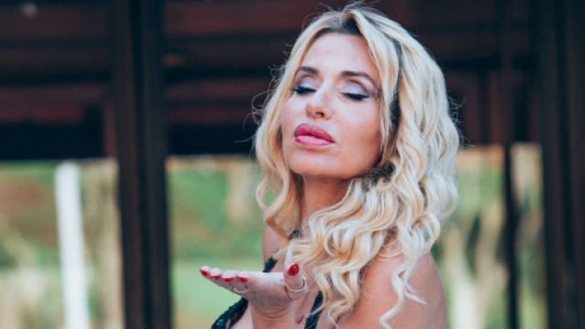 Supervivientes, prime disavventure per Valeria Marini attaccata dalle meduse.