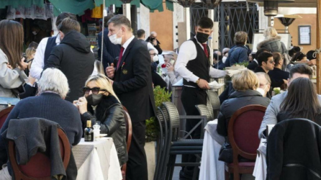 Approvata dalle Regioni una bozza per la riapertura di ristoranti, cinema e palestre.