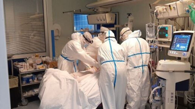 Brasile, un'infermiera denuncia: 'Carenza di farmaci, pazienti intubati da svegli'.