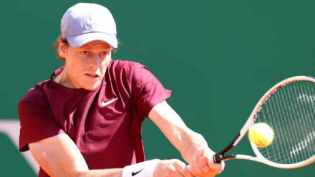 Jannik Sinner in azione al Masters di Montecarlo.