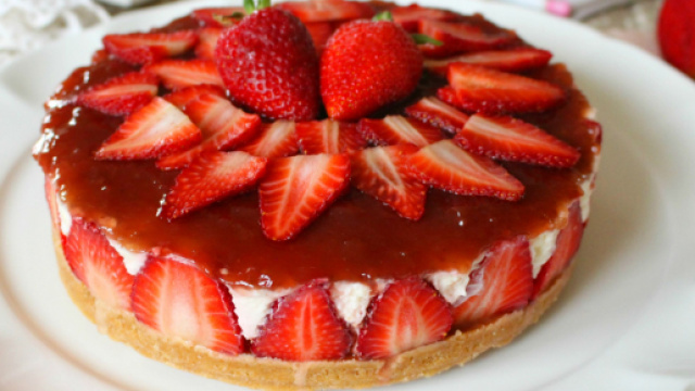 Cheesecake alle fragole, un dolce estivo sempre molto goloso